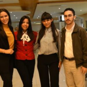 Las-estudiantes-de-la-UCSD-junto-a-otro-estudiante-seleccionado-300x200