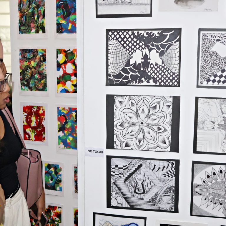 NP Talento UCSD brilla en 2° edición de Travesías creativas de la imaginación ESTUDIANTES VIENDO LA EXPOSICIÓN