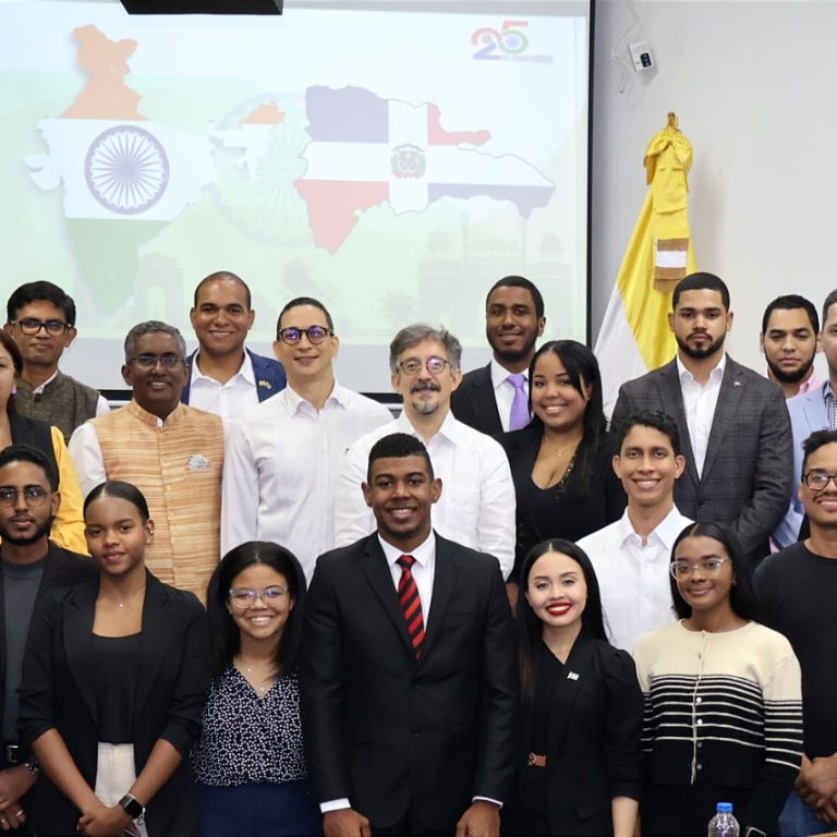 NP UCSD analiza oportunidades de cooperación bilateral junto a embajada de la India - Grupal