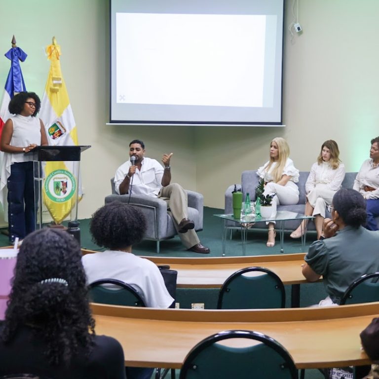 El conferencista Carlos Colomé responde preguntas de los asistentes