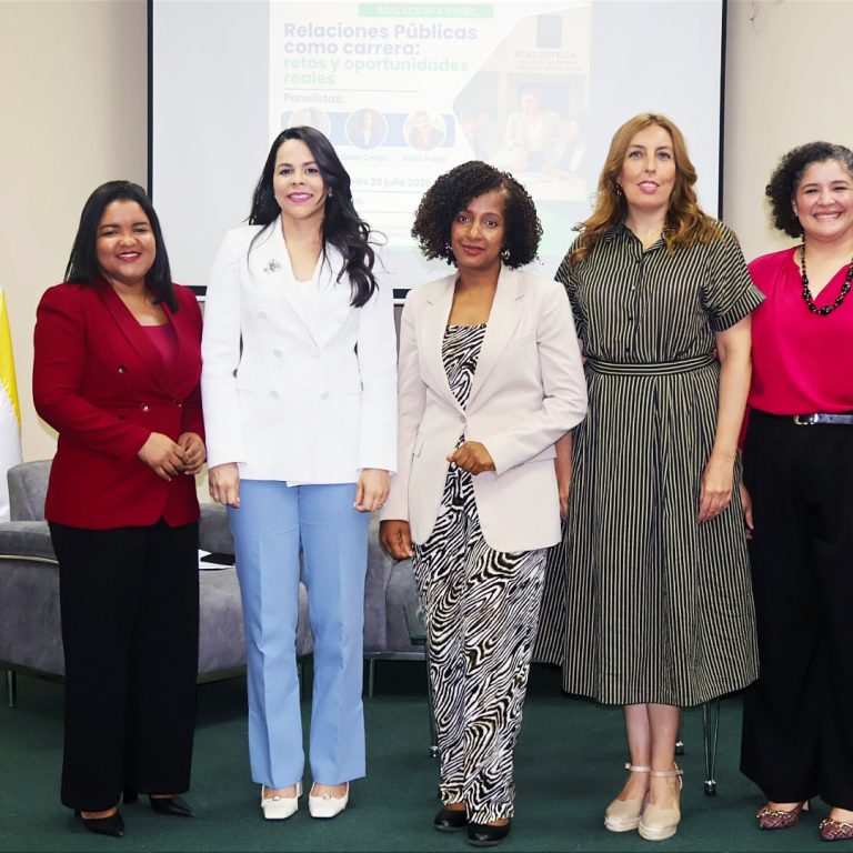 Naivi Frias, Elaine Nivar, Odalis Castillo, Elena Crespo y Alicia Puello