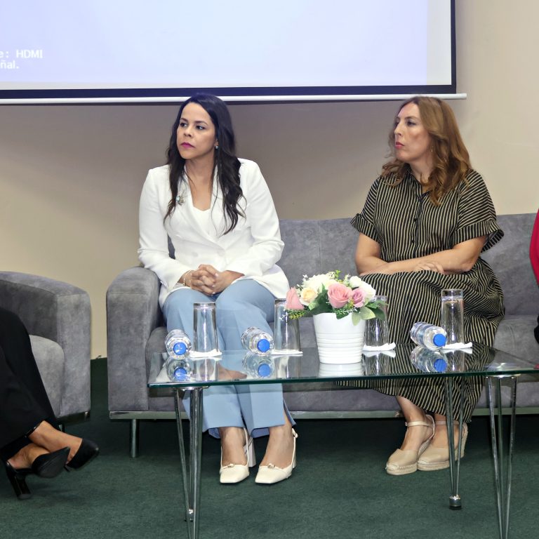Naivi Frias modera el panel conformado por Elaine Nivar, Elena Crespo y Alicia Puello