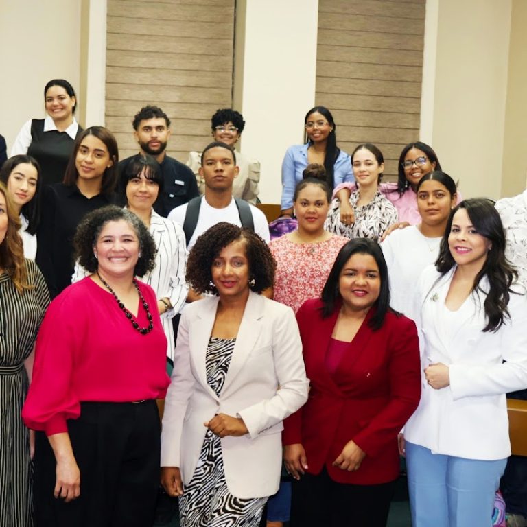 Panelistas, autoridades y estudiantes de la UCSD