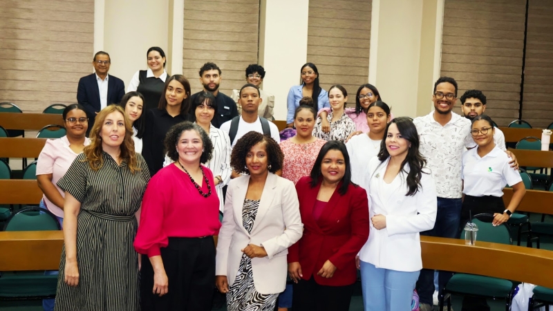 Panelistas, autoridades y estudiantes de la UCSD