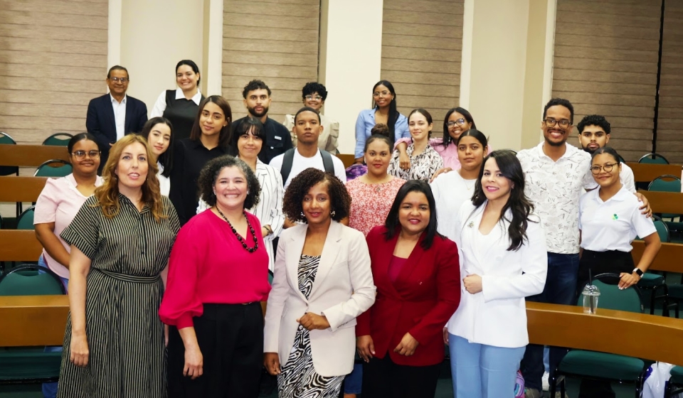 Panelistas, autoridades y estudiantes de la UCSD