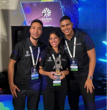 Jeffry Daniel Patiño Ortega, Tianny Arnaud y Nahum Smith Ramos, estudiantes de la UCSD ganadores del Hackathon del Grupo Ramos.