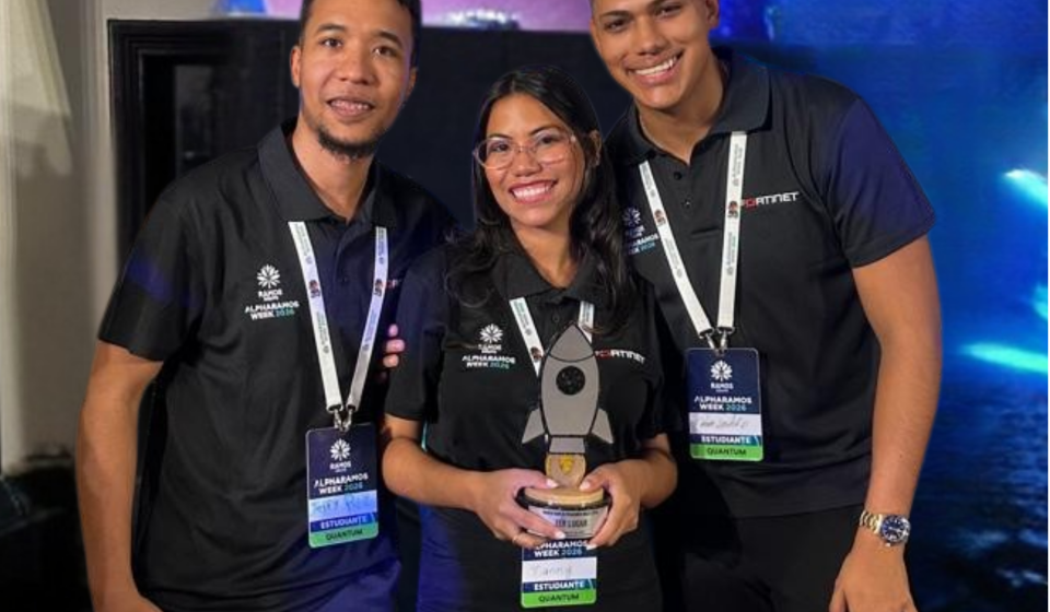 Jeffry Daniel Patiño Ortega, Tianny Arnaud y Nahum Smith Ramos, estudiantes de la UCSD ganadores del Hackathon del Grupo Ramos.