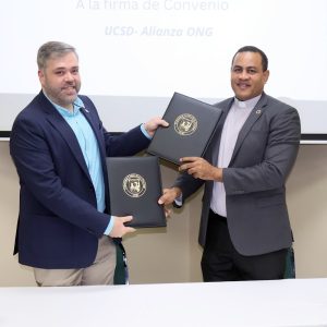 Pablo Viñas, presidente de Alianza ONG, y el rector de la UCSD, José Luis de la Cruz