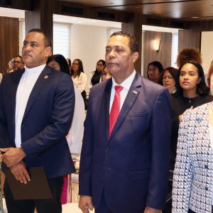 En primera fila, Nora Rubirosa, P. José Luis de la Cruz, Vìctor D´Aza y Josefina Pimentel