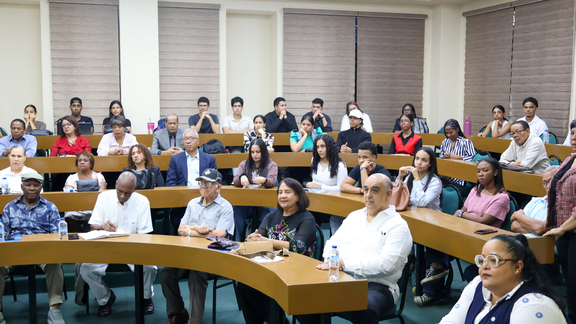 Estudiantes y economistas asistentes a la charla