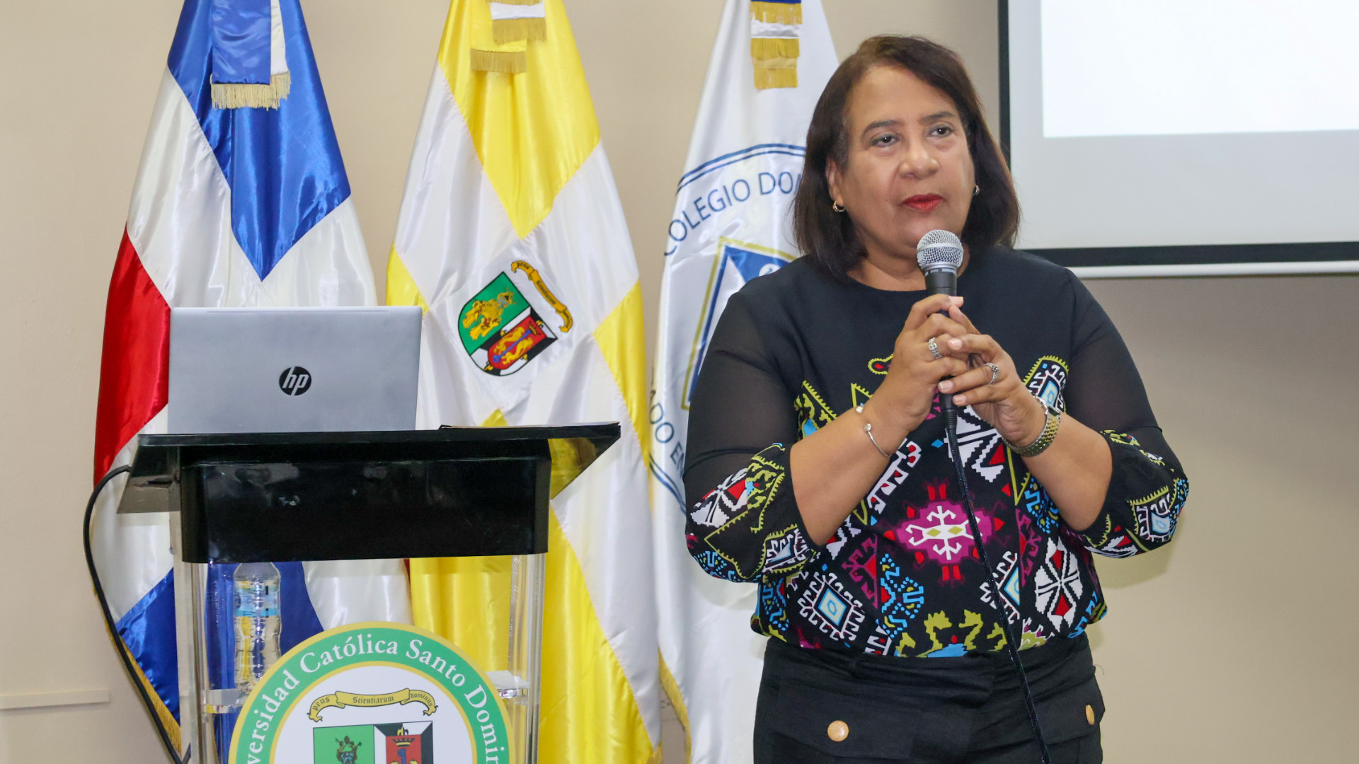 Oliva Luna, directora de la Escuela de Economía